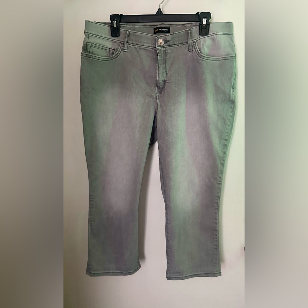 Lee Mid Rise Capri Pants